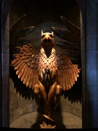 Sculpture en bronze d'un majestueux oiseau de proie aux ailes déployées, présentée dans le Monde des Sorciers de Harry Potter.