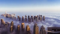 Dubai Skyline, der aus dem Nebel auftaucht: Eine Metropole unter den Wolken