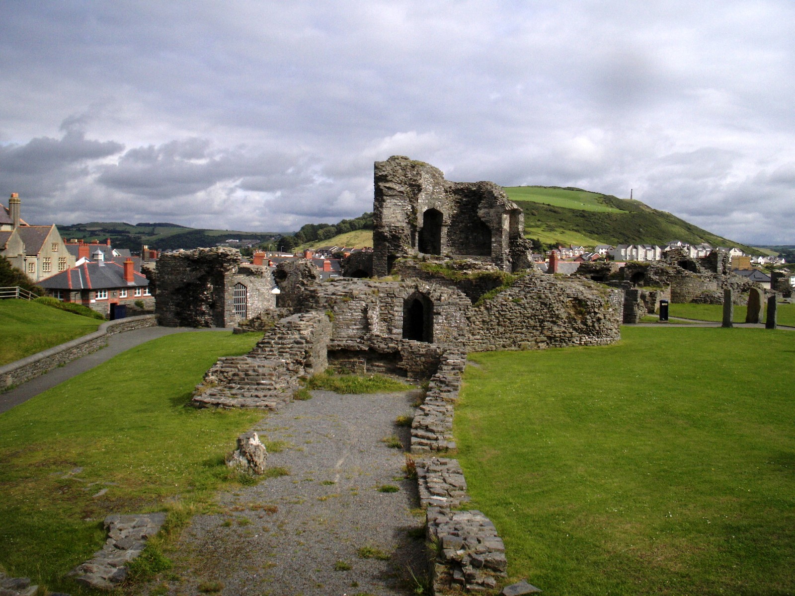 Luftaufnahme eines schlosses mit einem weg, der dorthin führt (burg, ruinen, alte geschichte, gras, mittelalterliche architektur)