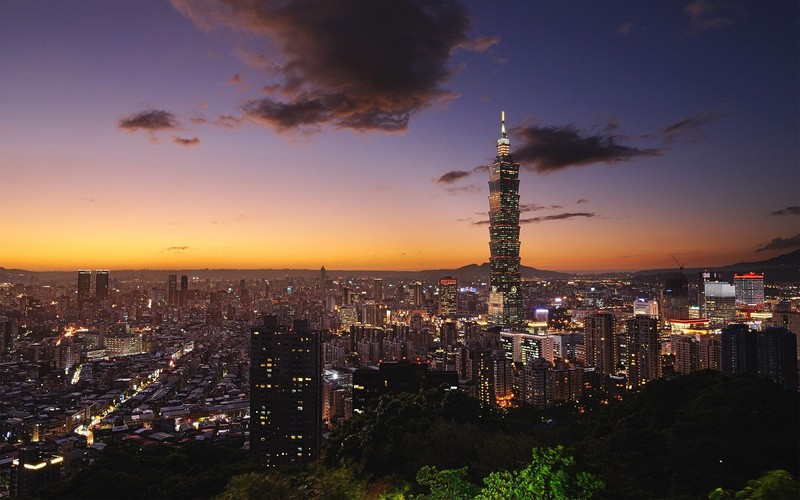 Арафед вид города ночью с высоким зданием (тайпэй 101, taipei 101, небоскреб, городской пейзаж, город)