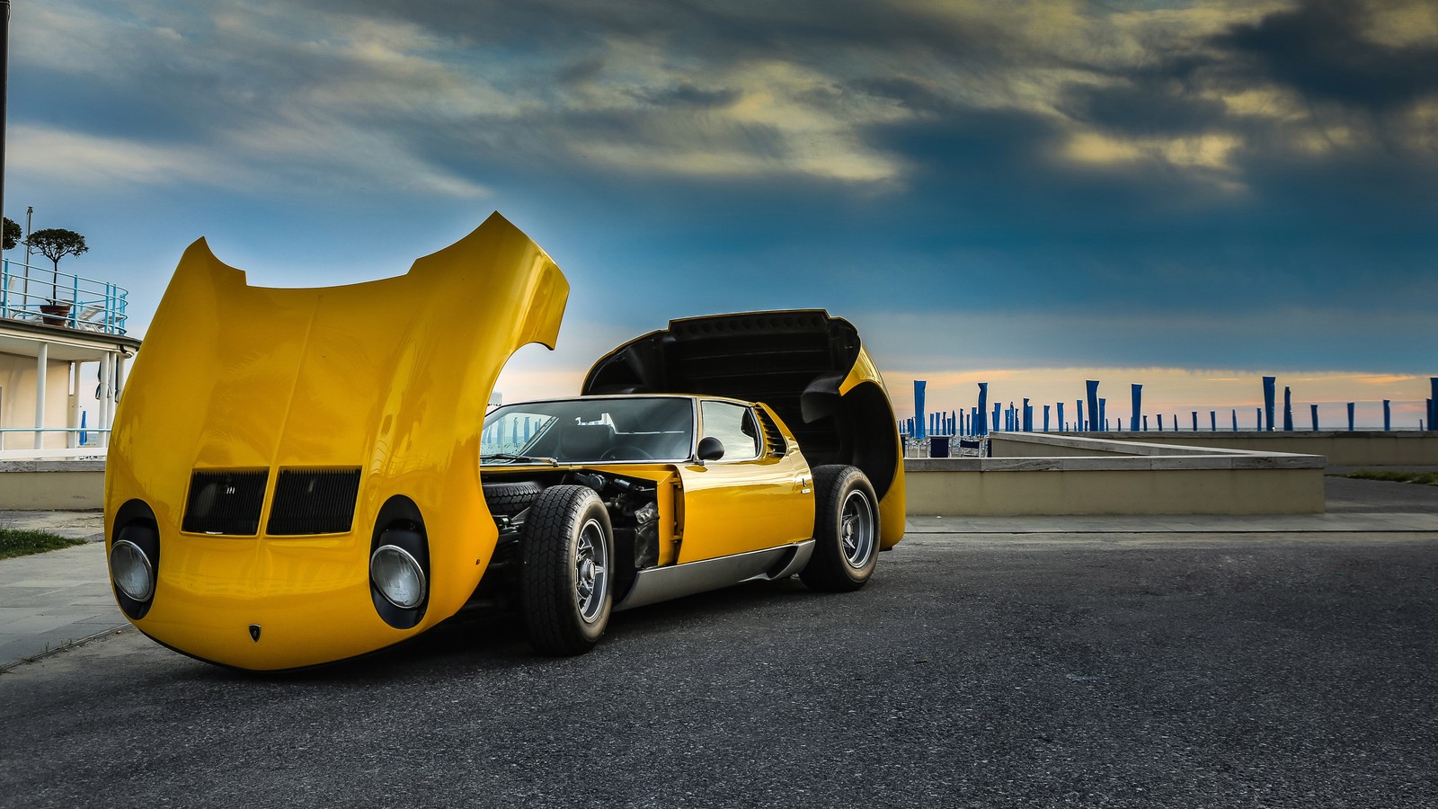 Une voiture jaune avec le capot ouvert garée sur le bord de la route (voiture de sport, lamborghini miura, lamborghini, voiture, lamborghini aventador)