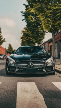 Carro preto elegante de tamanho médio em rua urbana com grade e pneus impressionantes