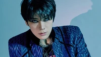 Ten de SuperM présente un look frappant avec des yeux intenses et une tenue élégante, incarnant l'essence de l'art du K-pop.