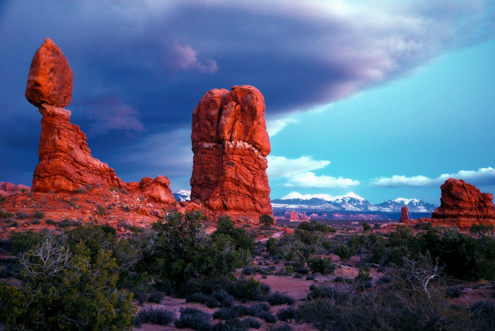 Formation rocheuse arafed dans le désert avec un ciel nuageux (roche, nature, formation, nuage, parc national)