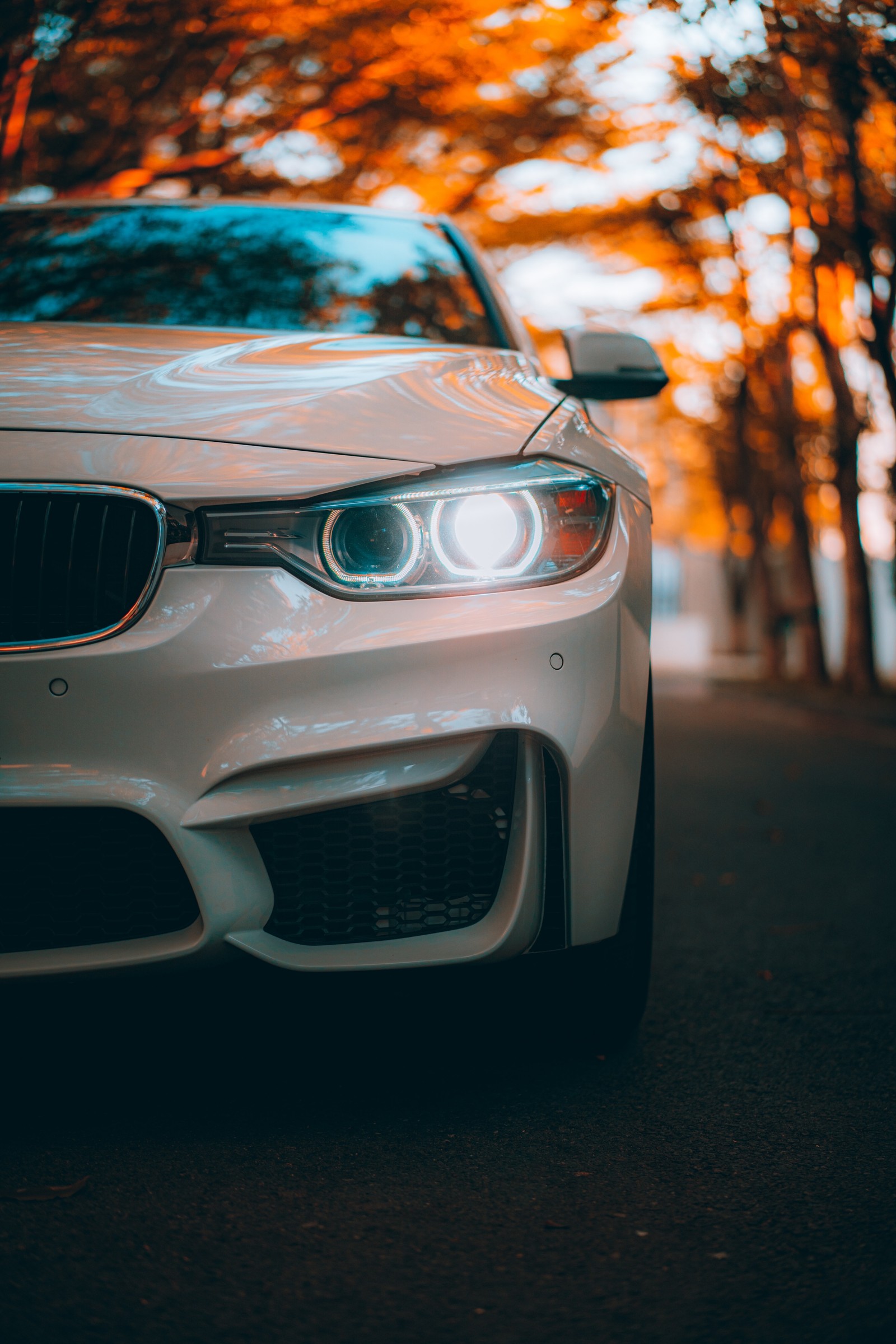 Acercamiento de un coche blanco estacionado en la calle (bmw, coche deportivo, coches, bmw m3, bmw m4)