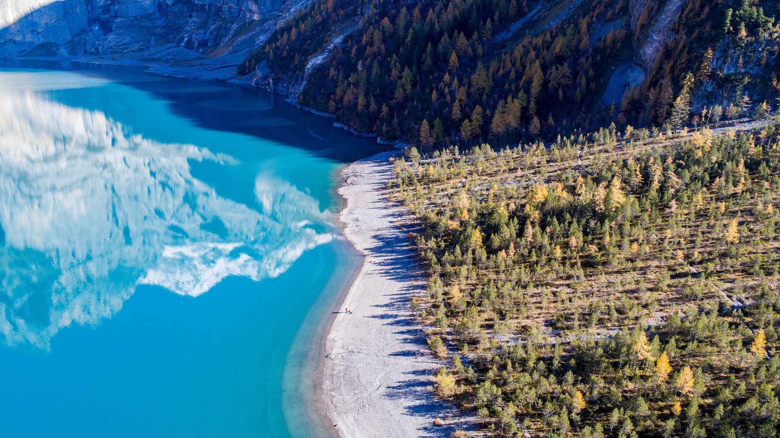 A view of a lake surrounded by trees and mountains (lake, scenery, nature)