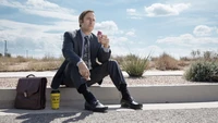 Saul Goodman desfruta de uma pausa no deserto com café e sorvete