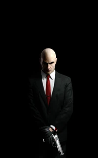 Agent 47 dans un costume noir élégant, tenant un pistolet avec une expression stoïque sur un fond sombre.