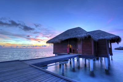 Seren Überwasserbungalow bei Sonnenuntergang in einem tropischen Paradies