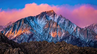 Pico Lone Pine ao crepúsculo: uma paisagem montanhosa majestosa na Califórnia, EUA