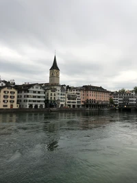 Charmante Stadtfassade, die sich im ruhigen Wasserweg spiegelt