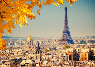 Vista de outono de Paris com a Torre Eiffel e marcos históricos