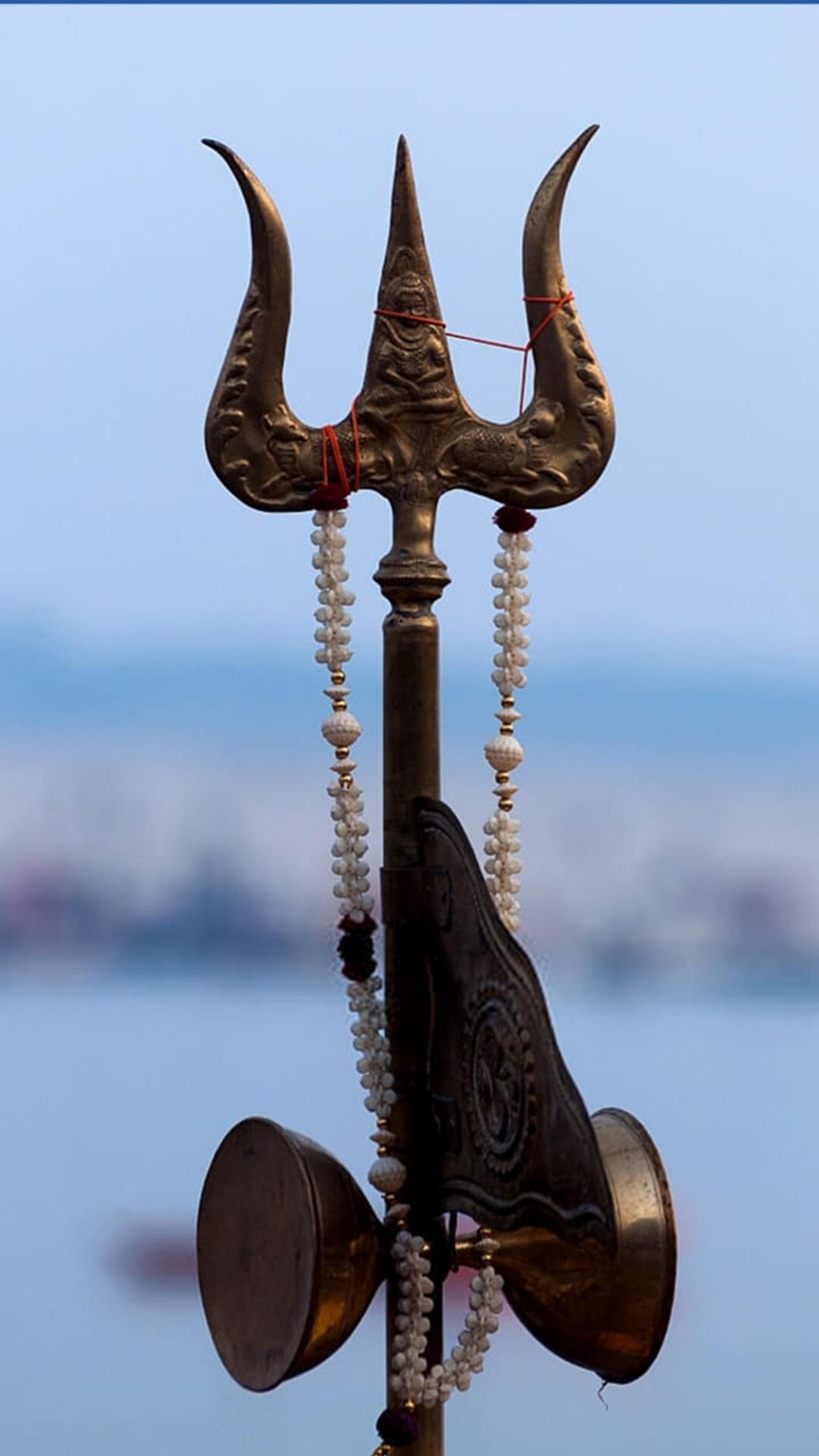 Hay una estatua de una persona con cuernos en un poste (2019, jai mahakal, jay mahakal, señor shiva, lord shiva)