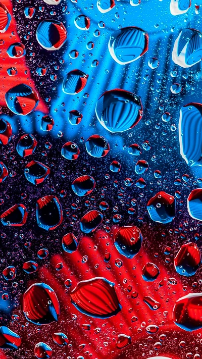 Gotas de agua abstractas y coloridas sobre una superficie azul y roja