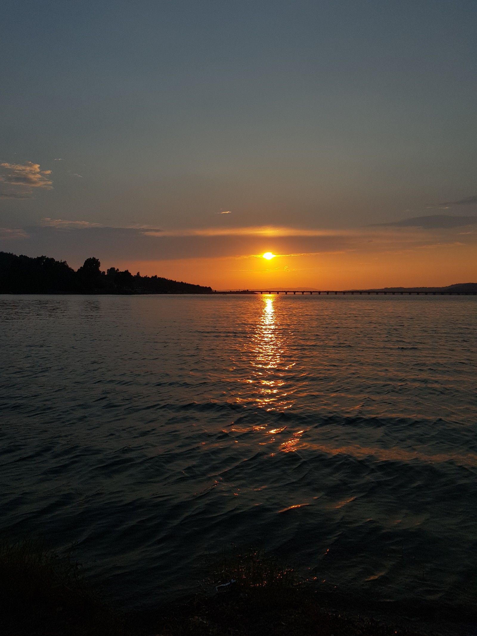 Une vue aérienne d'un coucher de soleil sur un plan d'eau (manzara, mer, coucher de soleil)