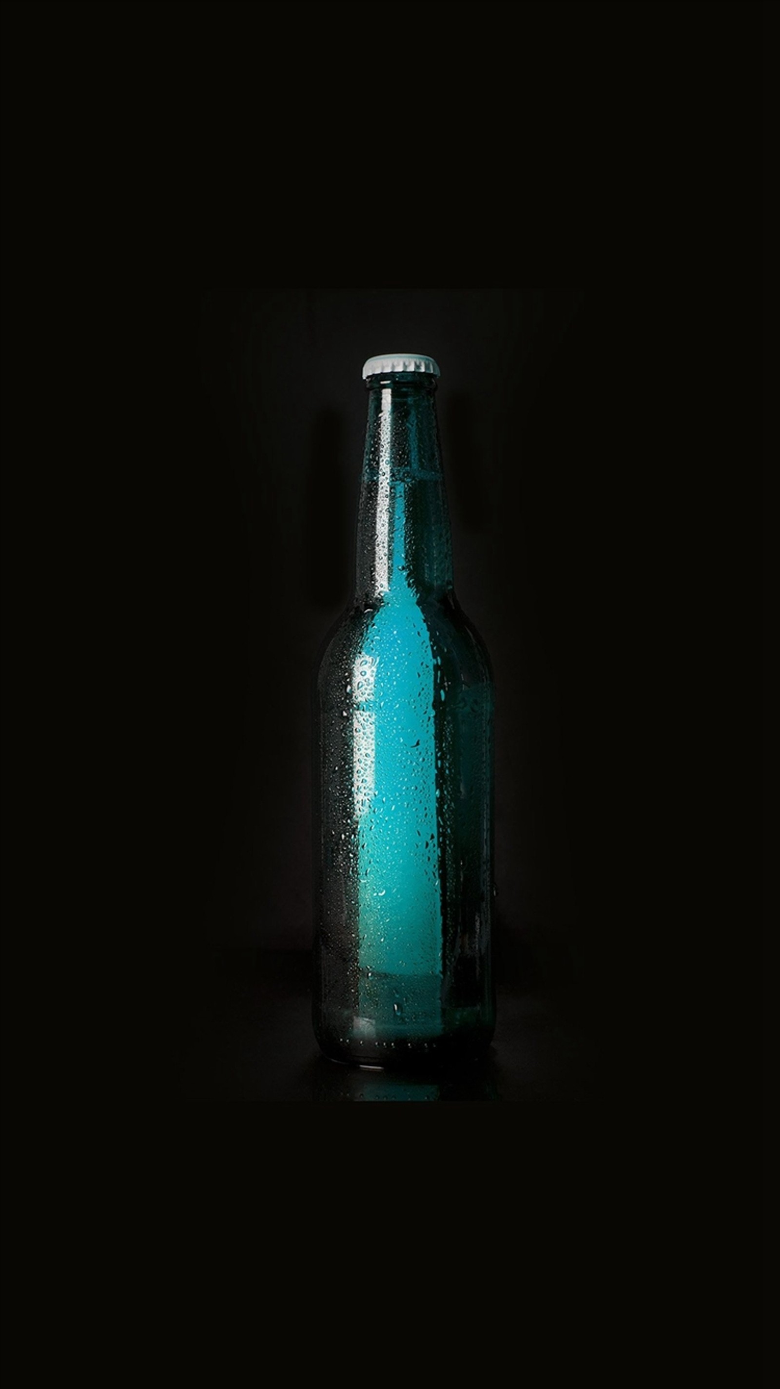 Hay una botella de cerveza con una vela dentro (cerveza, azul)