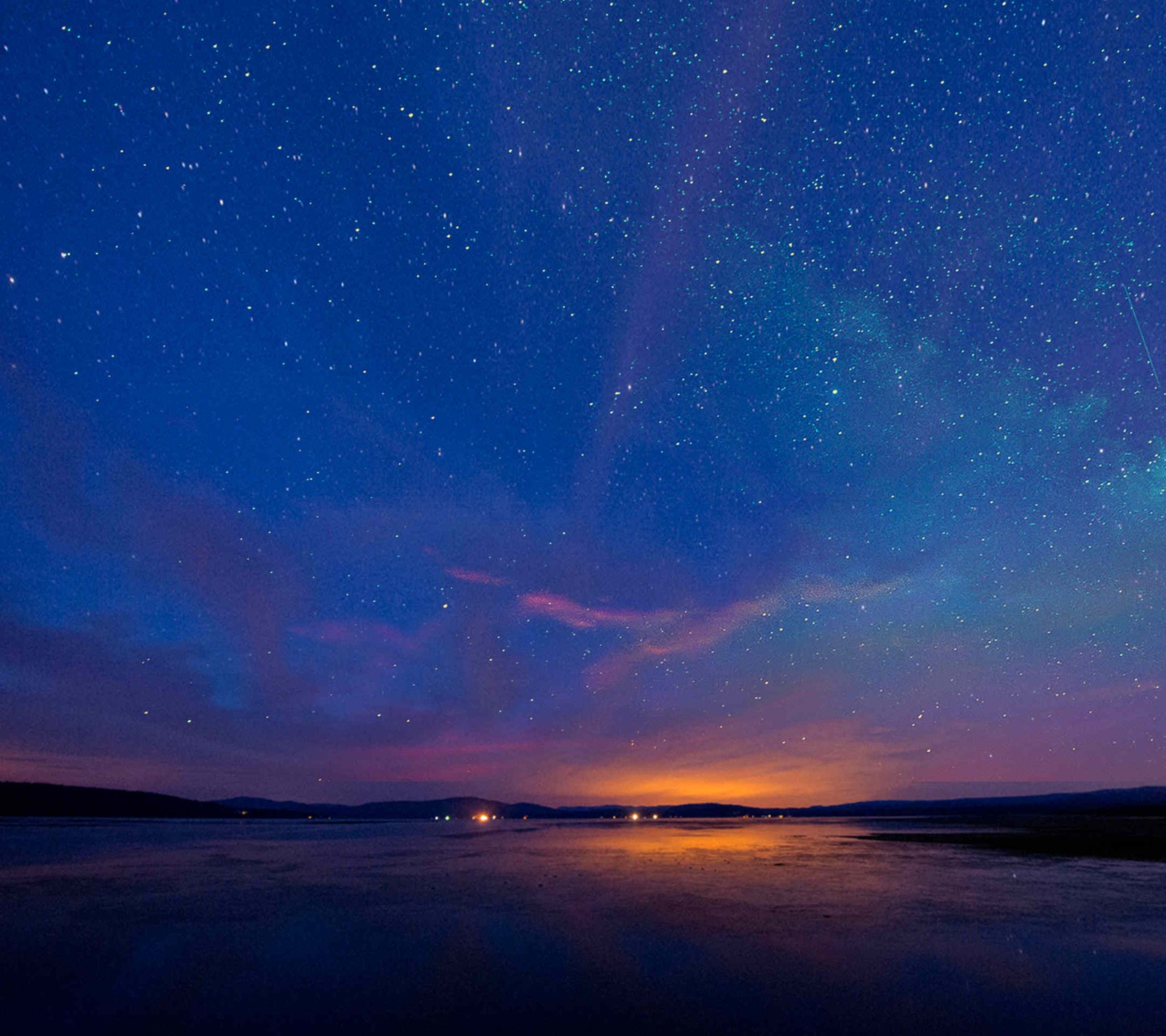 Vista árabe de um lago com um barco sob um céu estrelado (cores, galáxia, impressionante, noite, estrelas)