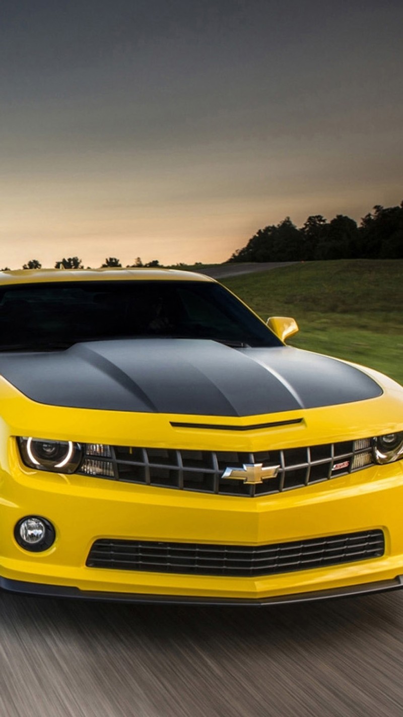 Желтый chevrolet camaro едет по дороге на закате (camaro, chevrolet)