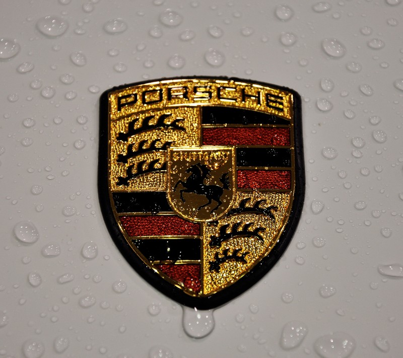 Крупный план эмблемы porsche на белой поверхности (авто, машина, эмблема, porsche)