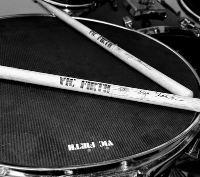 Baquetas Vic Firth descansando sobre un tambor snare