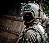 Soldat en équipement tactique avec technologie avancée de casque