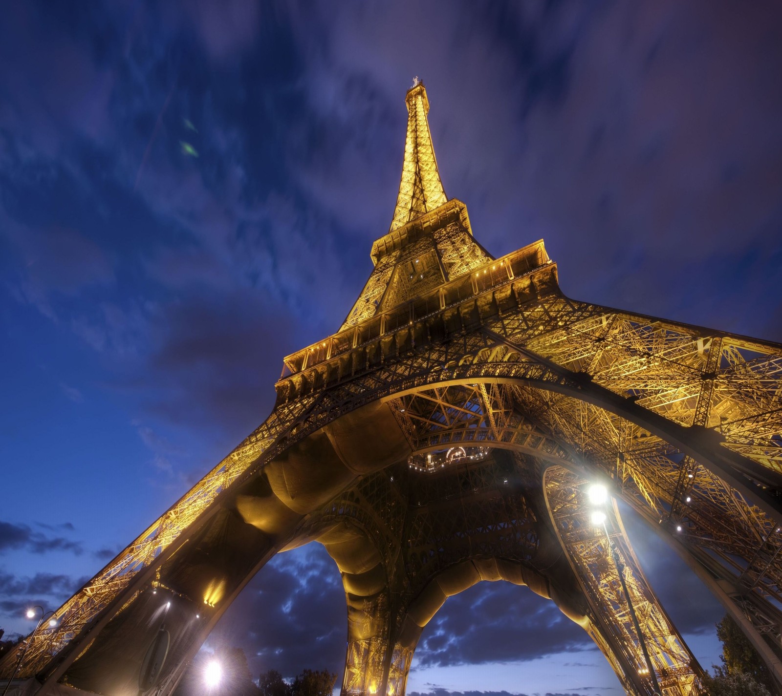 Uma visão árabe da torre eiffel à noite com a lua no céu. (abej, beograd, paris)