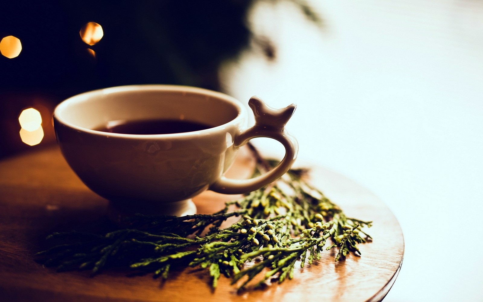 Eine tasse kaffee auf einem tisch mit einem zweig rosmarin (tee, tasse, chinesischer kräutertee, kaffeetasse, earl grey tee)