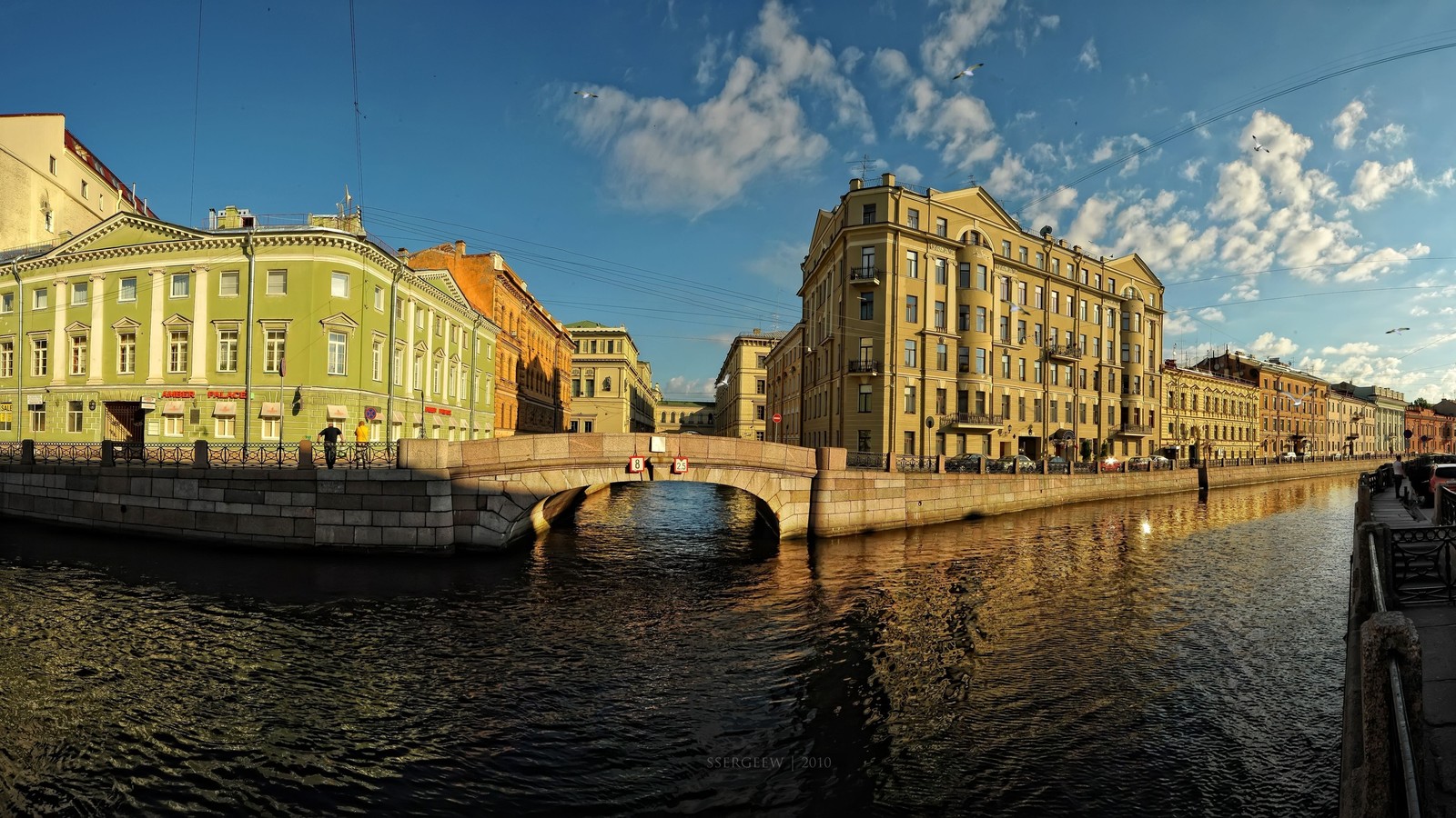 Вид моста через реку с зданиями по обе стороны (вода, водный путь, отражение, город, канал)