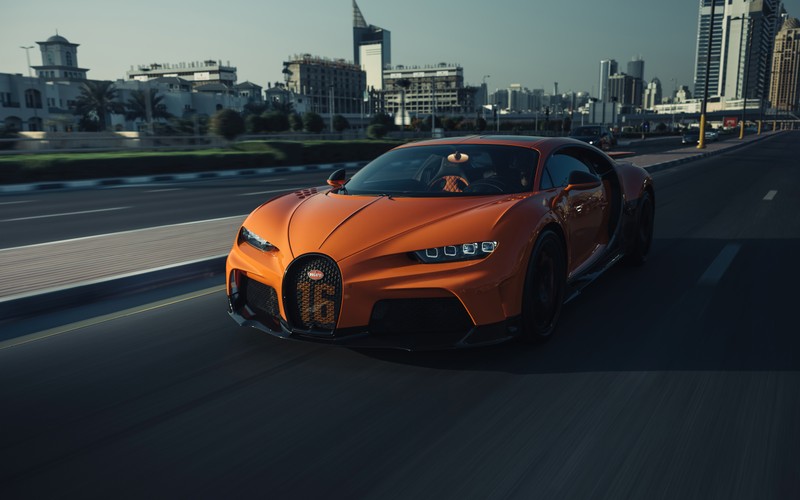 Крупный план bugatti на автостраде с городом на фоне (bugatti chiron super sport, кастомный, 5k, машины, обои 4k)