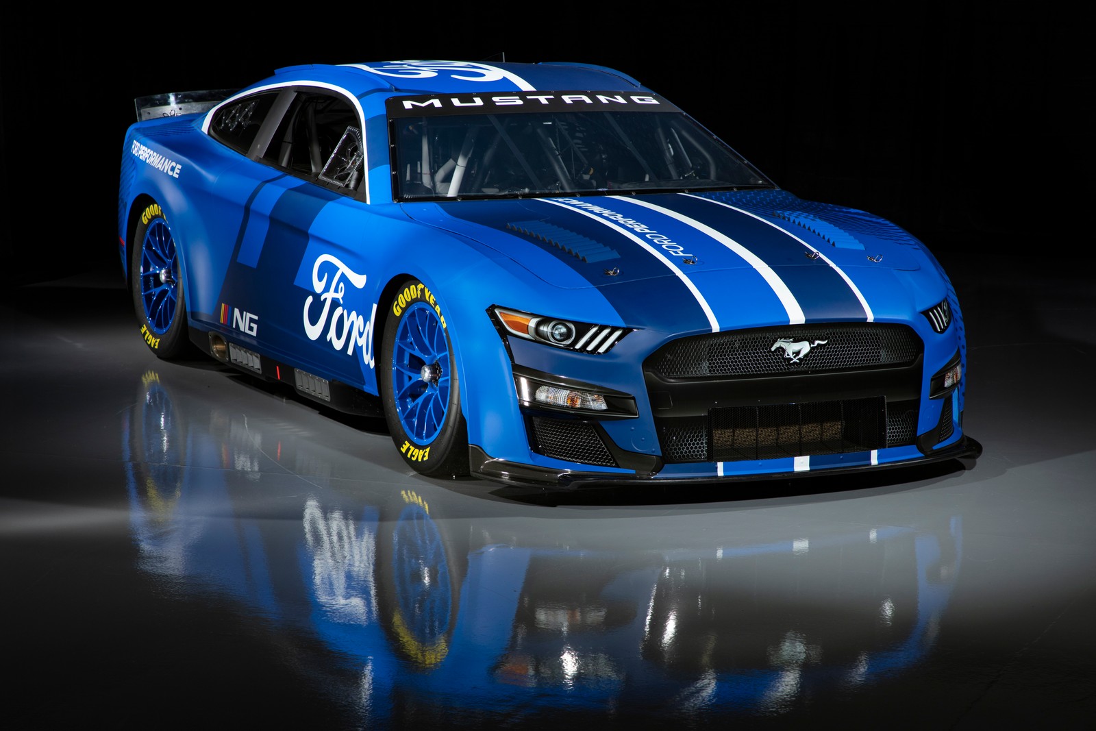 Крупный план синего гоночного автомобиля с белой полосой (ford mustang, 8k, гонка nascar, 2021, 5k)