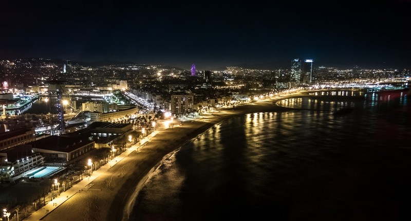 Арабский вид города ночью с рекой и мостом (ночь, городской пейзаж, город, городская территория, отражение)