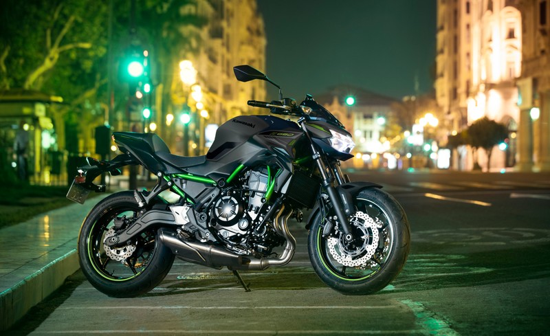 Мотоцикл припаркован на обочине дороги ночью (kawasaki z650, моденас, modenas, 2023, 5k)