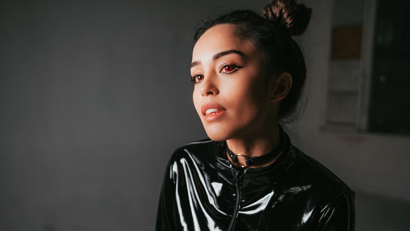 Um close de uma mulher em uma jaqueta de couro preta (valkyrae, youtuber, daywalker)