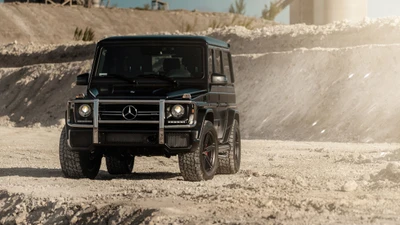 SUV Mercedes AMG G-Class élégant dans un terrain accidenté