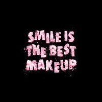 La sonrisa es el mejor maquillaje: tipografía rosa sobre fondo negro