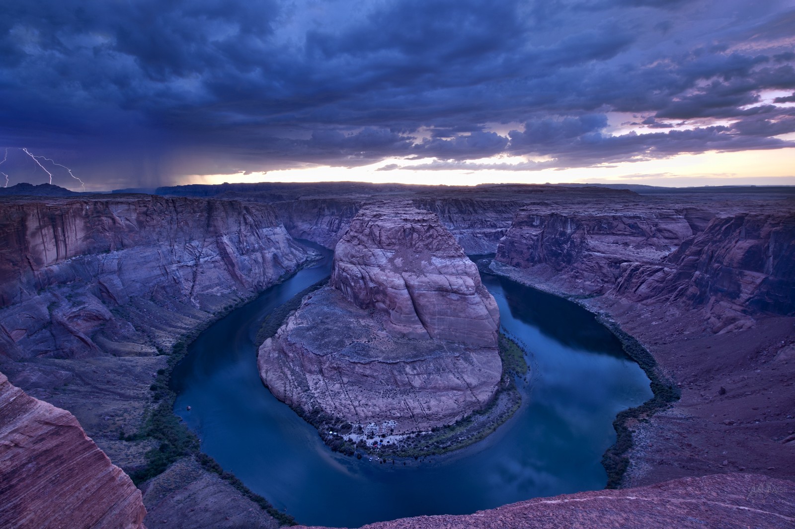 Вид реки в каньоне с молнией вдали (изгиб лошадиная подкова, horseshoe bend, река колорадо, гранд каньон, grand canyon)