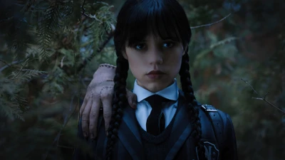 Wednesday Addams in einem dunklen Wald mit Thing