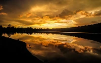 Reflet du coucher de soleil sur le lac Kaibab, Arizona