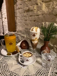 Bebidas de café da manhã artisticamente arranjadas com louça de cerâmica