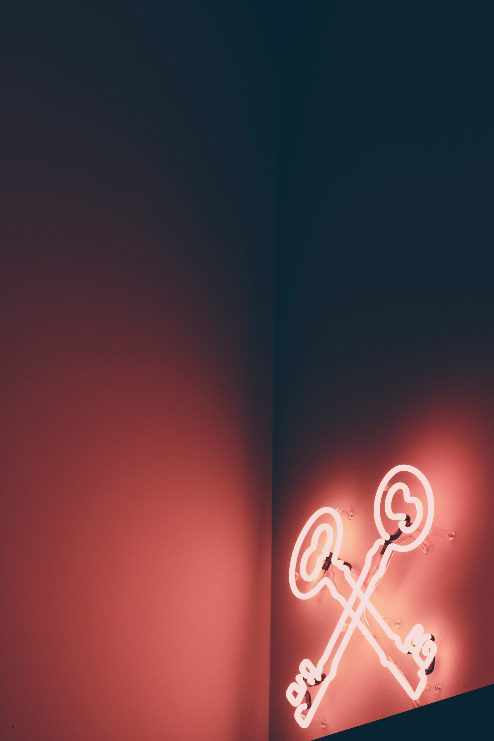 There is a neon sign that says keys on a wall (light, neon, graphics, heart, red)