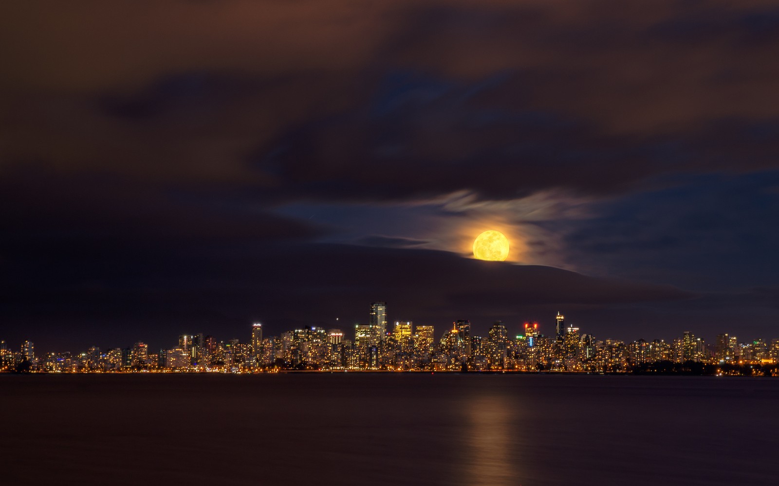 Vista do horizonte da cidade à noite com uma lua cheia (paisagem urbana, cidade, noite, linha do horizonte, horizonte)