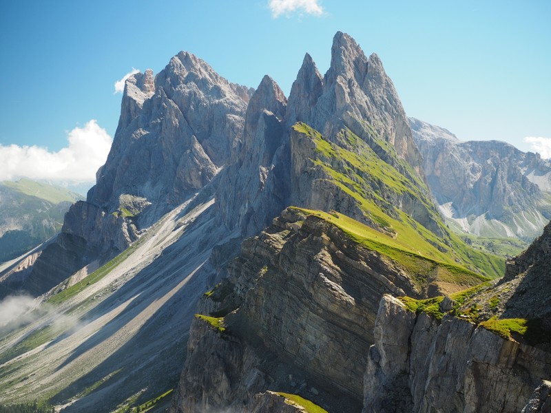 Горы с несколькими облаками на небе и человек на лошади (val di funes, доломиты, dolomites, италия, горные вершины)