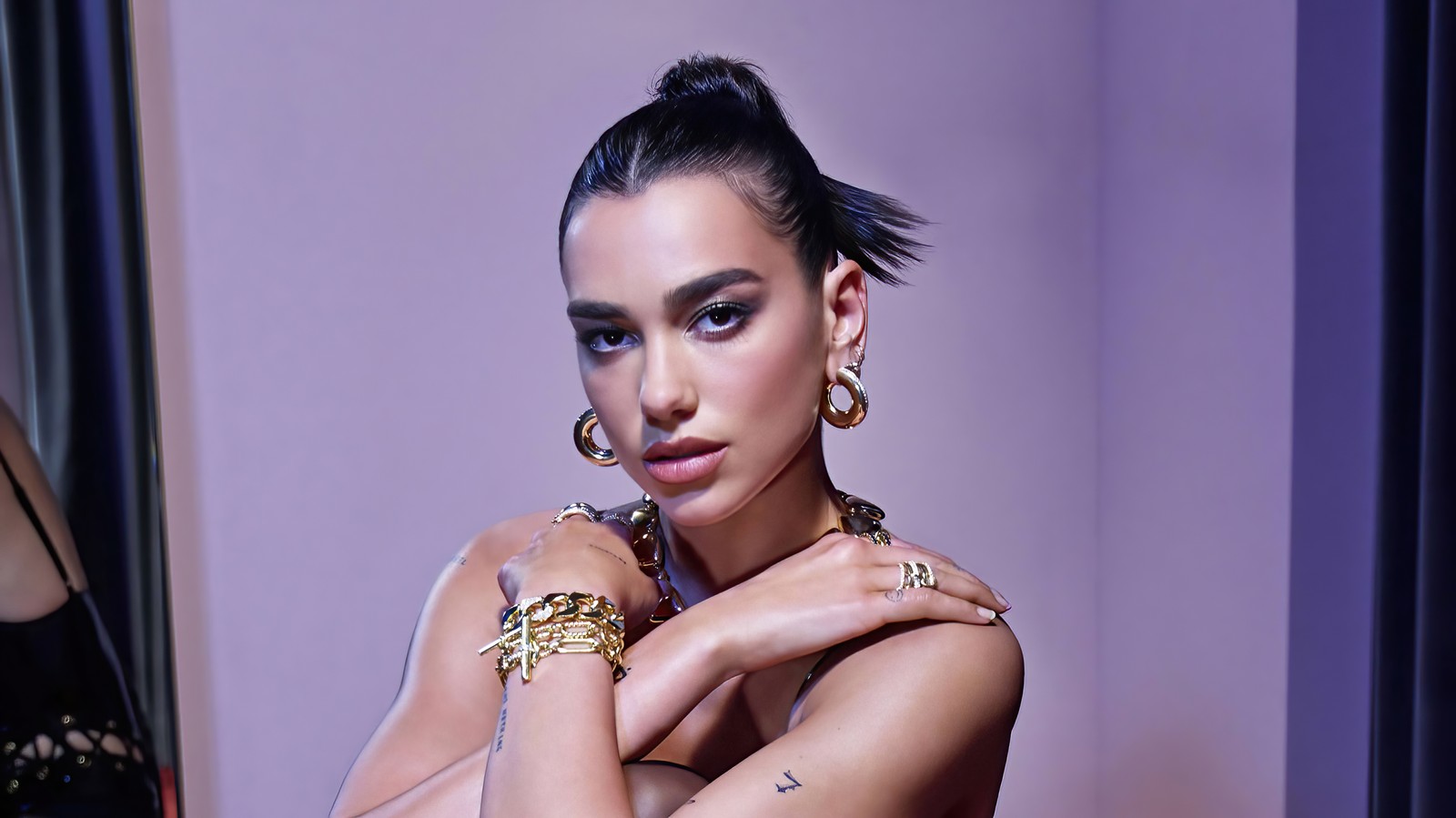 Близкий план женщины с очень большой грудью (дуа липа, dua lipa, музыкант, знаменитость, поп музыка)