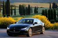 Maserati Quattroporte: Um sedã esportivo luxuoso em meio a paisagens cênicas