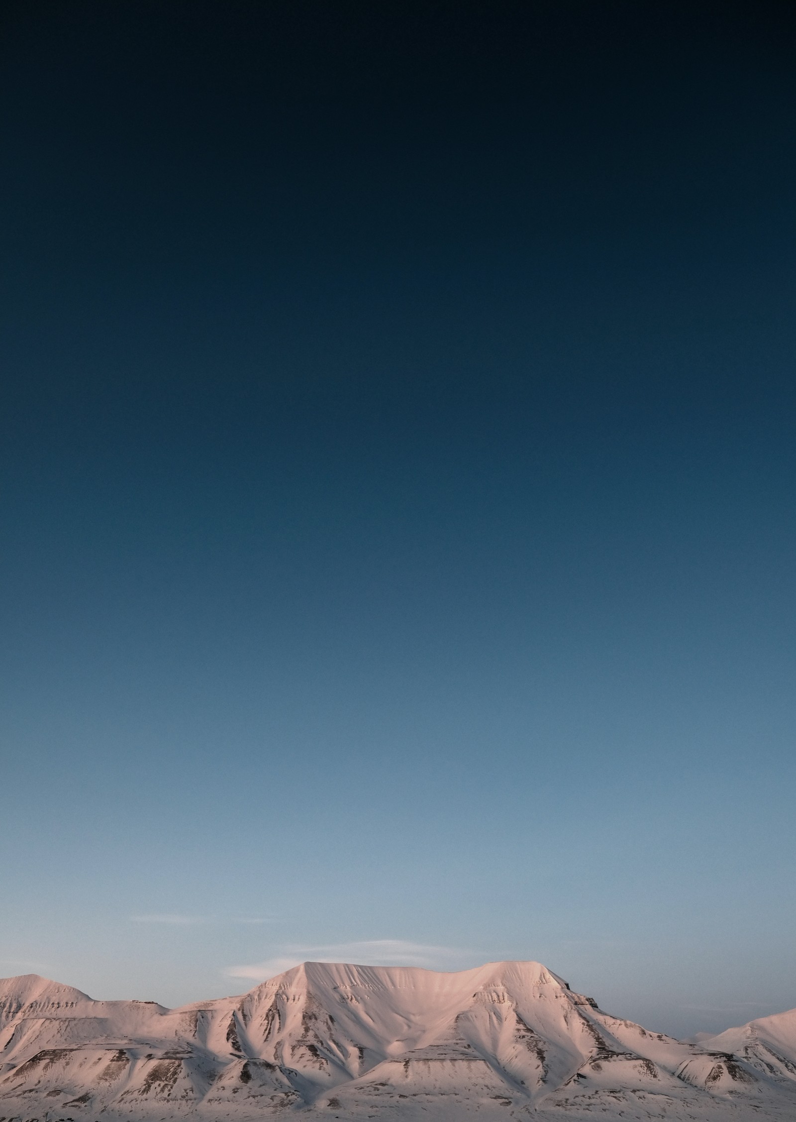 Vista de uma cadeia de montanhas com picos cobertos de neve ao longe (atmosfera, montanha, ecorregião, natureza, nuvem)