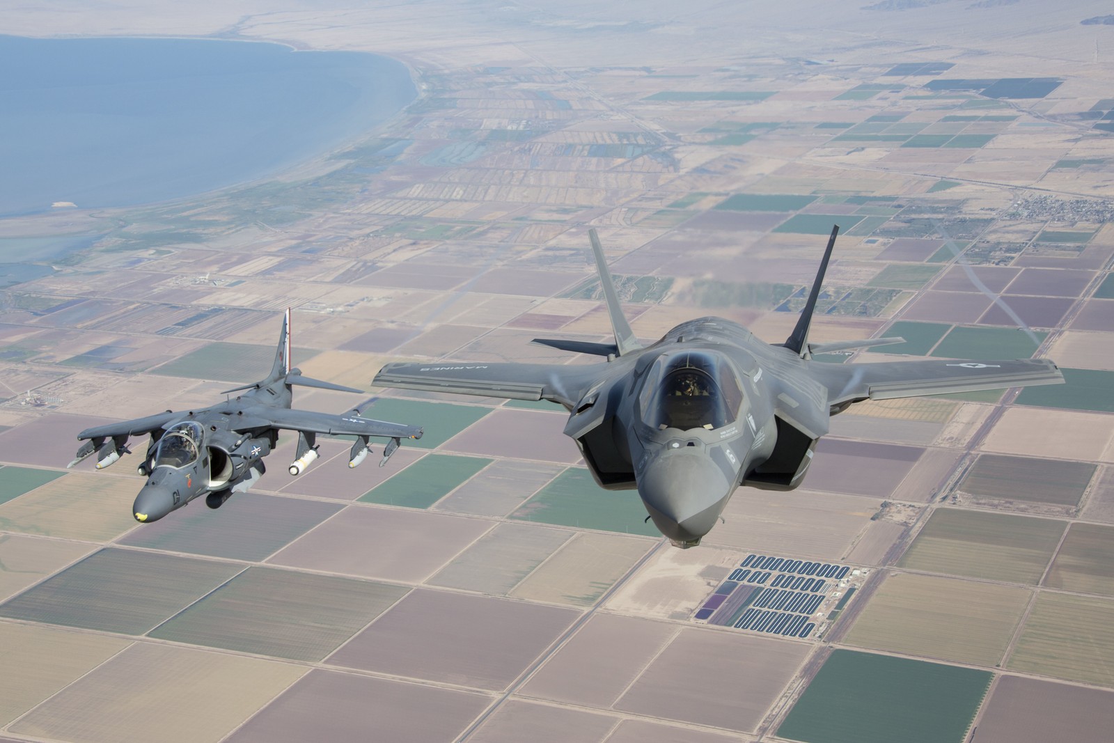 Deux chasseurs volent au-dessus d'un champ de cultures (hawker siddeley harrier, mcdonnell douglas av 8b harrier ii, aéronef, avion militaire, avion à réaction)