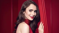 Elegancia radiante: Lily Collins sonriendo en un audaz entorno rojo