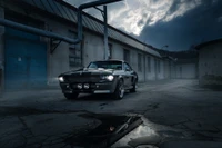 Clássico Ford Shelby Mustang Eleanor em um ambiente urbano áspero