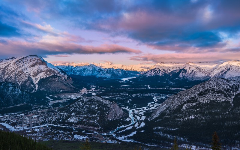 Вид на горы и долины с вершины горы (национальный парк банфф, banff national park, серая гора, канада, закат)