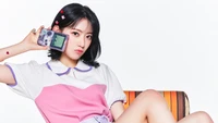 Miyawaki Sakura exibindo uma vibe nostálgica de jogos em um traje lúdico e pastel.